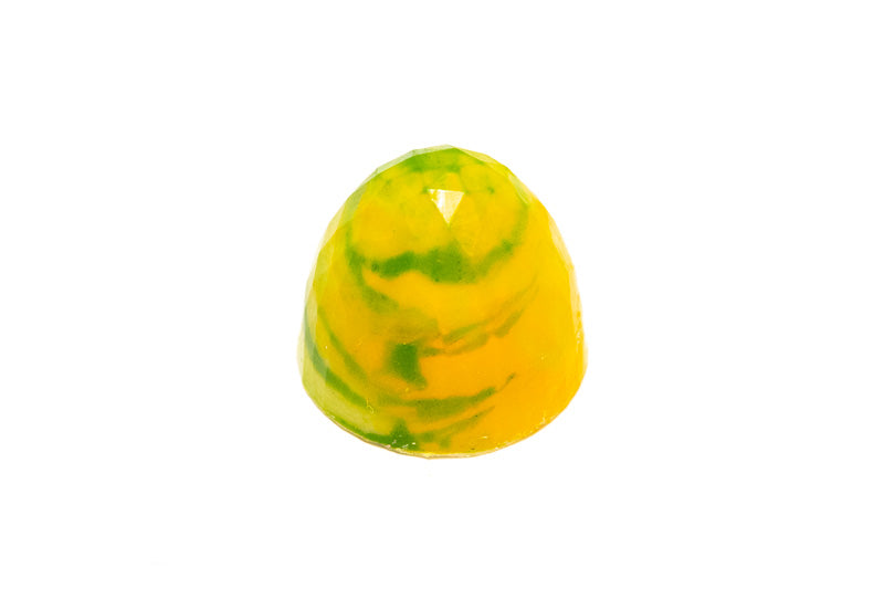 Conisch gevormde gele praline met heldergroen kleuraccent