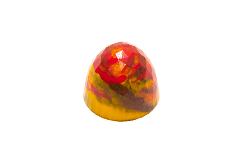 Conisch gevormde praline met kleurzwemen van rood, bruin en geel