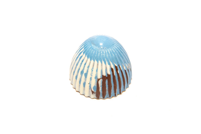 Conisch gevormde praline met lichtblauw, witte en donkerbruine kleuraccenten