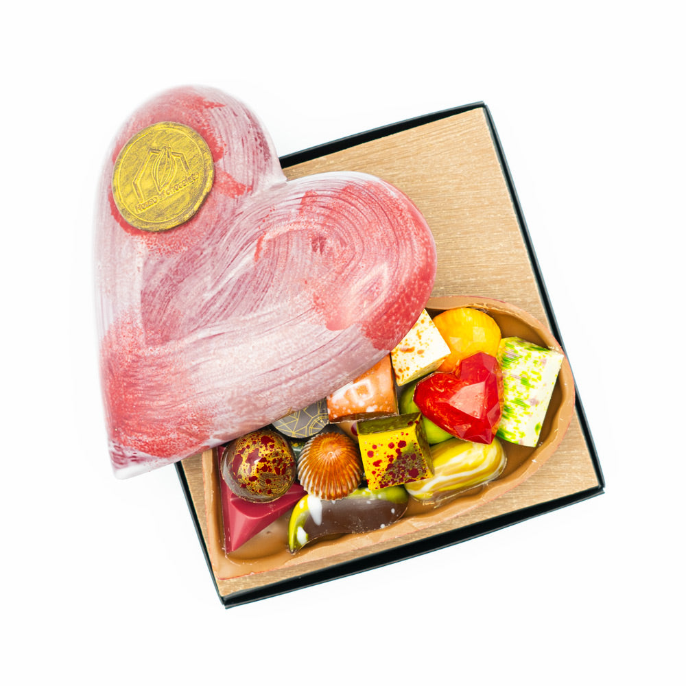 Beertje uit chocolade met een hart gevuld met pralines